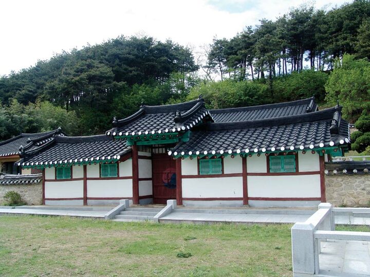 향현사 전경