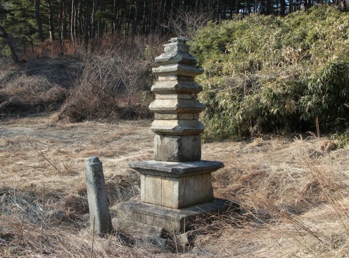 관음리오층석탑(우측면)