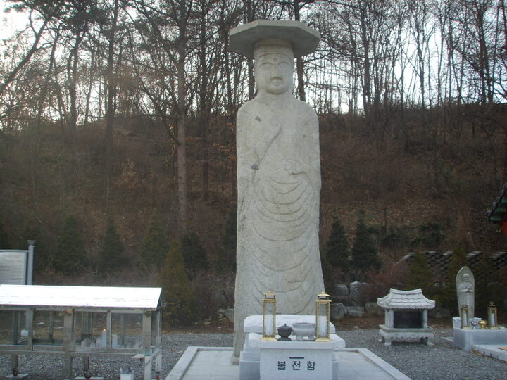 용화사 석불입상