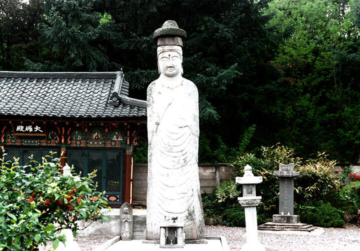 용화사석불입상전경