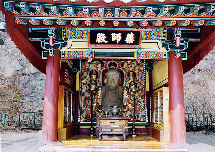 덕주사약사여래입상