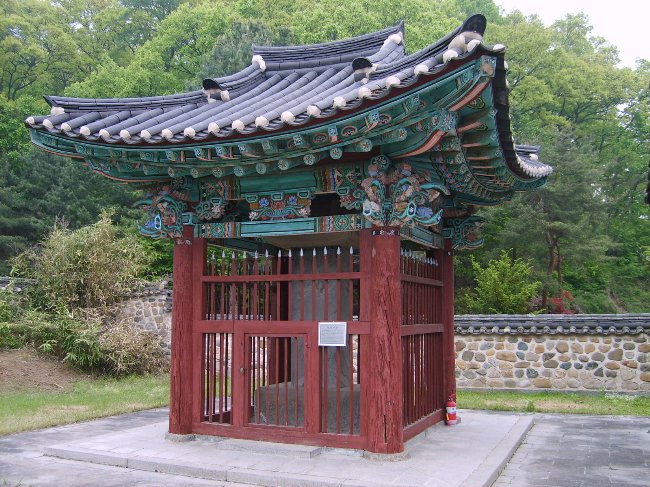 비각 전경