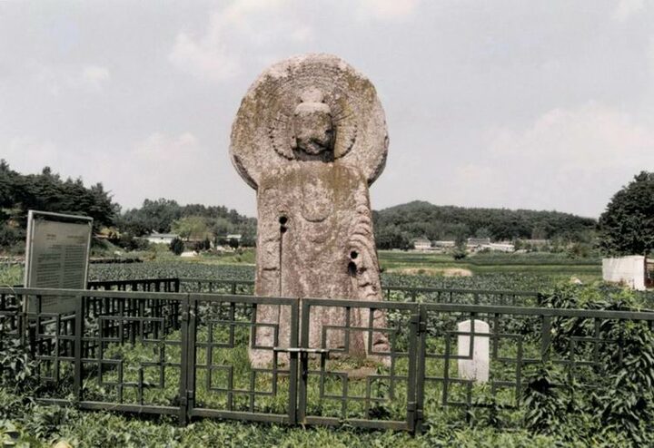 지당리석불입상