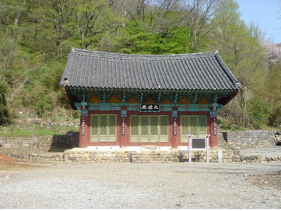 신흥사 대웅전