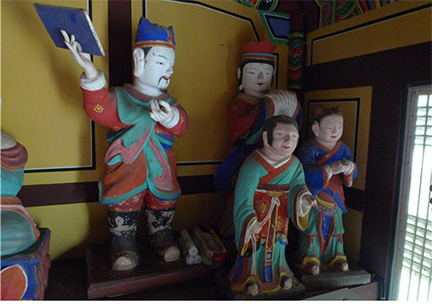 숭림사 나한전 내 좌측의 사자상, 신중상, 동자상 4구