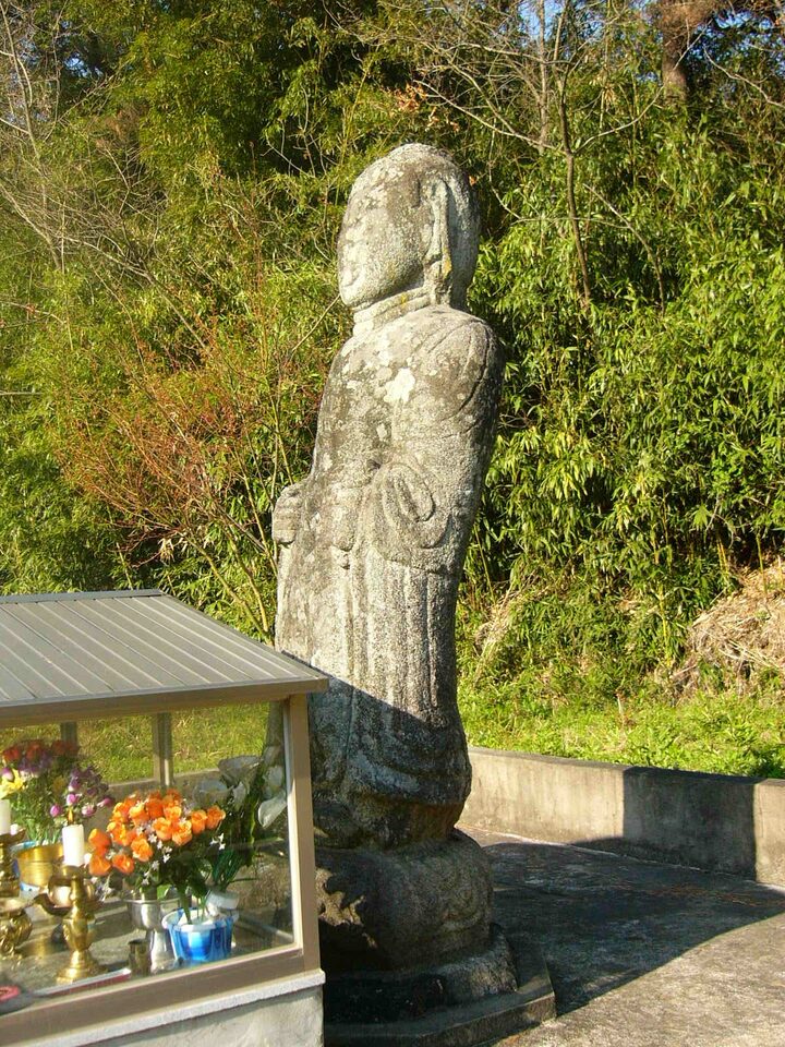 분향리석불입상(전경)