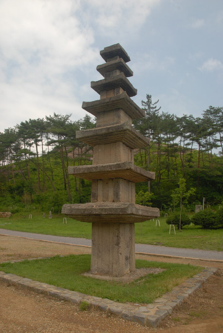 화순운주사석조불감앞칠층석탑