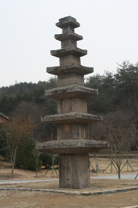 화순운주사석조불감앞칠층석탑