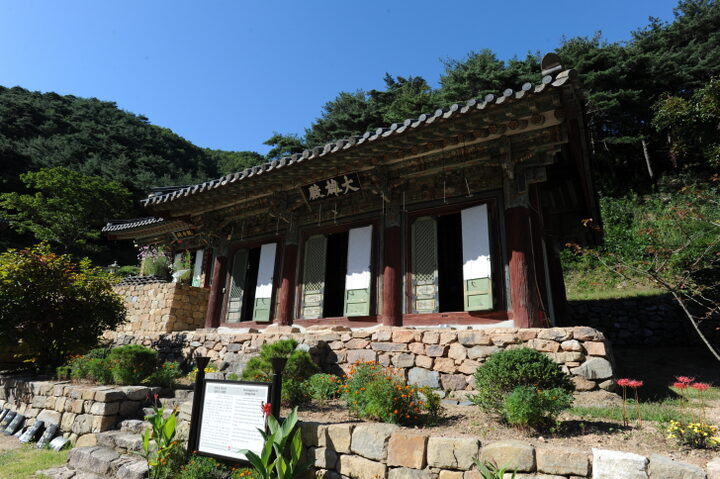 장육사대웅전