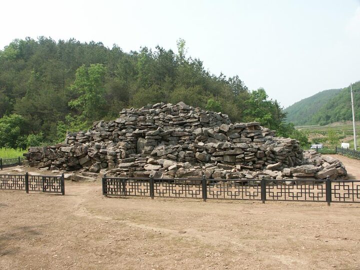 의성석탑리방단형적석탑(전경)
