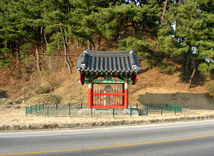 평해북천교비 전경