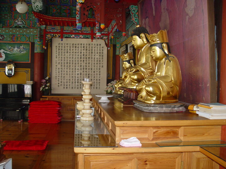 석조석가여래삼존상(우)
