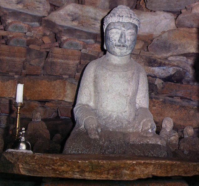 석굴안의석가모니좌상