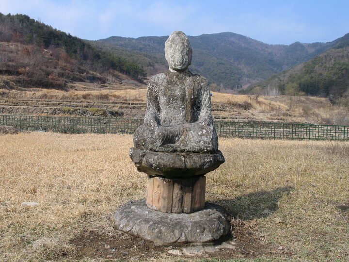 대동사지석조여래좌상