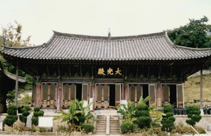 표충사대광전