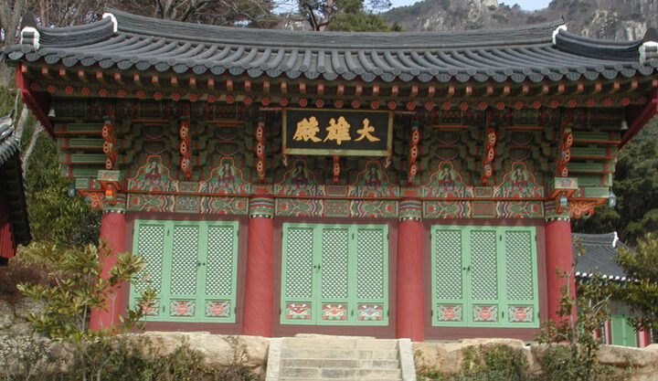 은하사대웅전 근경