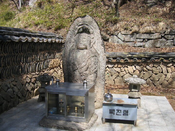 고견사석불 전경