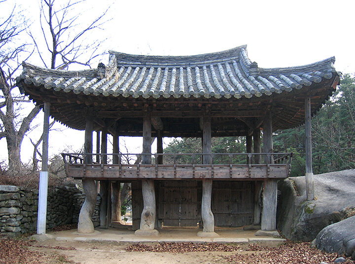 거창구연서원관수루배면