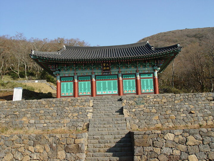 사리탑 동쪽에 있는 존자암 대웅전