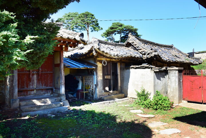 사랑채 입구