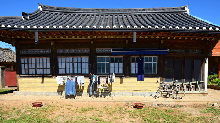 안채 뒷면