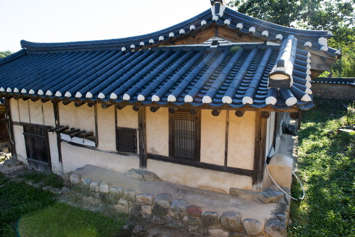 골목에서 내려다 본 옆면