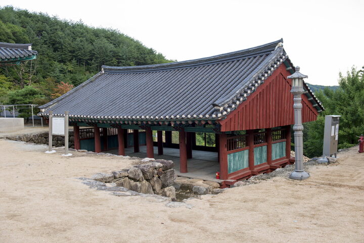 절마당에서 본 자운루