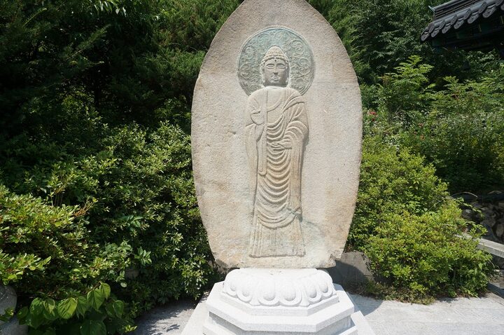 용화사석불입상