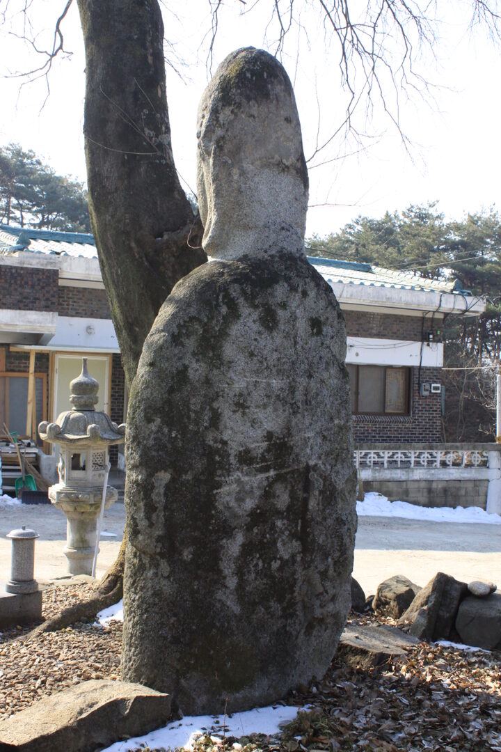 용화사 석조여래입상 후면