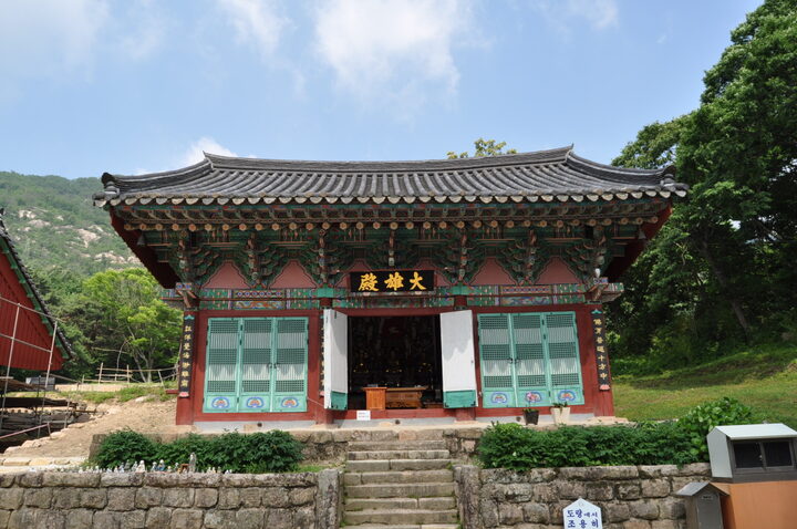 영동 영국사 목조보살좌상 및 좌대