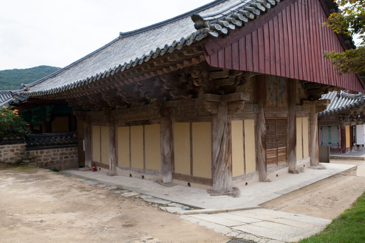 양산 통도사 용화전_합각 및 기둥 (촬영년도 : 2015년)