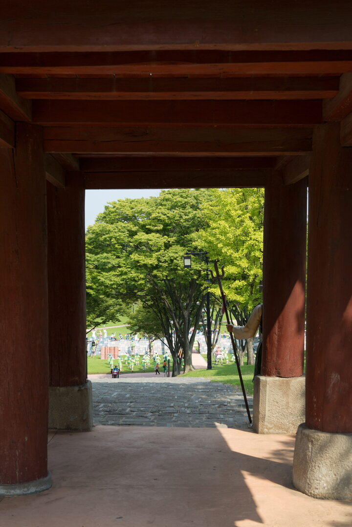 진주 영남포정사문루_기둥 사이로 보이는 전경 (촬영년도 : 2015년)