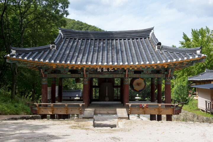영천 영지사 대웅전_대웅전 마당에서 본 범종각 (촬영년도 : 2015년)