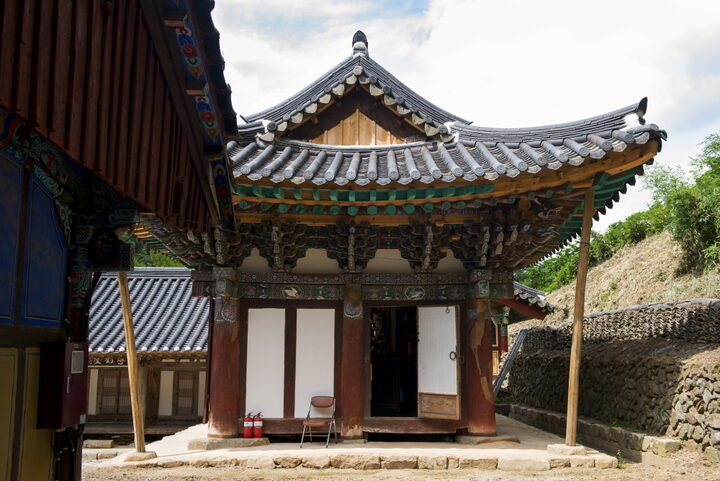 영천 영지사 대웅전_측면 (촬영년도 : 2015년)
