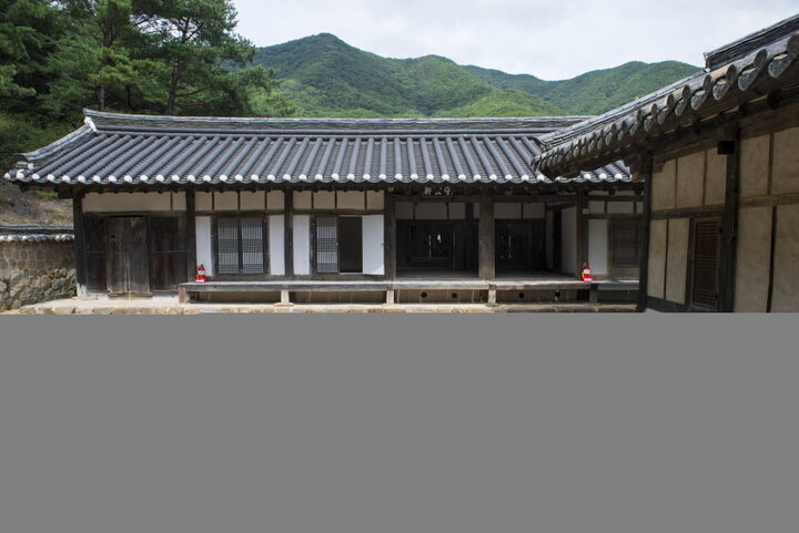 사의당_수의헌 정면 (촬영년도 : 2015년)