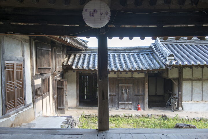 호수종택_대청마루에서 본 대문간채 (촬영년도 : 2015년)