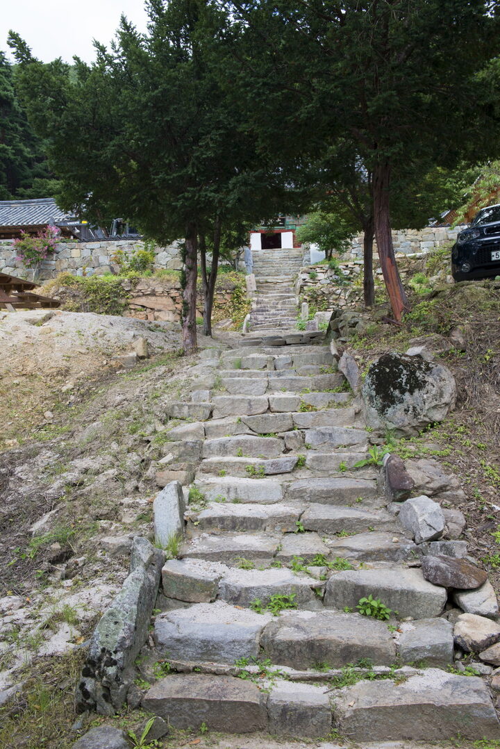 거동사대웅전_오르는 계단 (촬영년도 : 2015년)