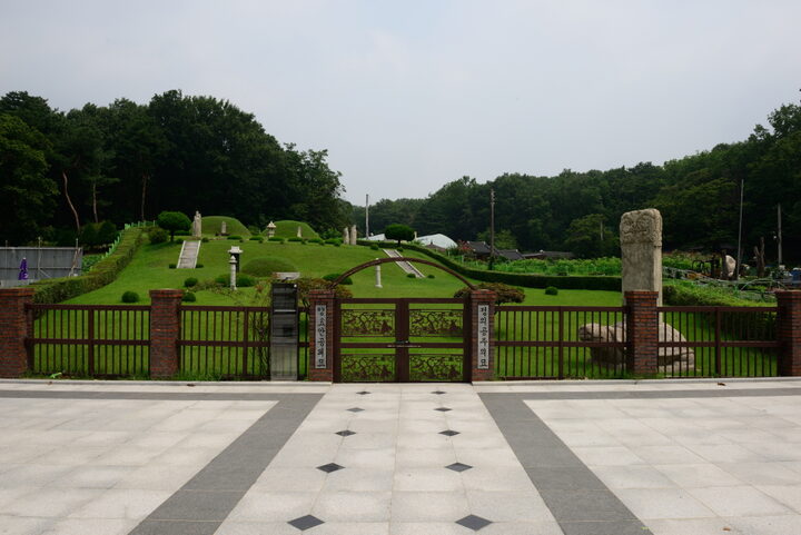 양효공 안맹담과 정의공주 묘역_원경1 (촬영년도 : 2015년)