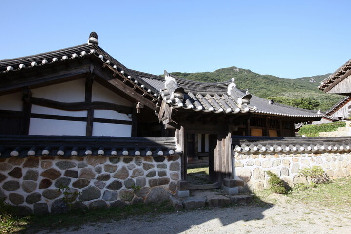 대흥사용화당_돌담 (촬영년도 : 2015년)