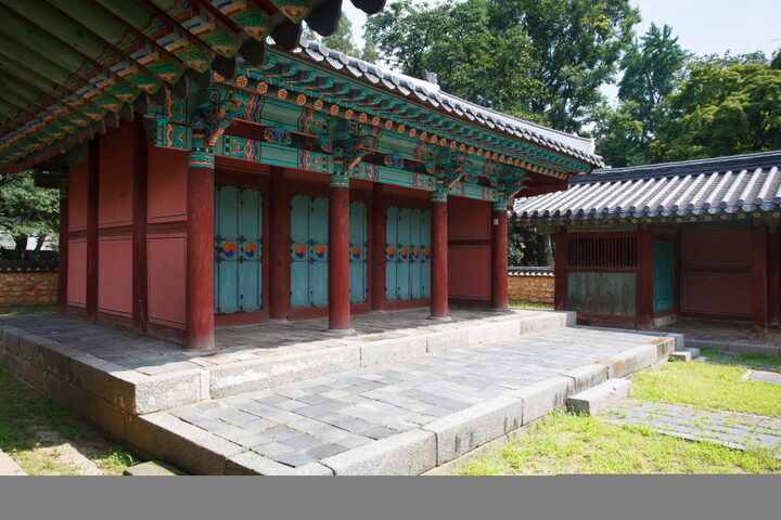 좌측에서 바라 본 조경묘 (촬영년도 : 2015년)