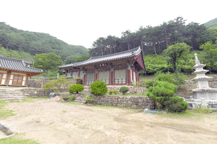 장육사 대웅전