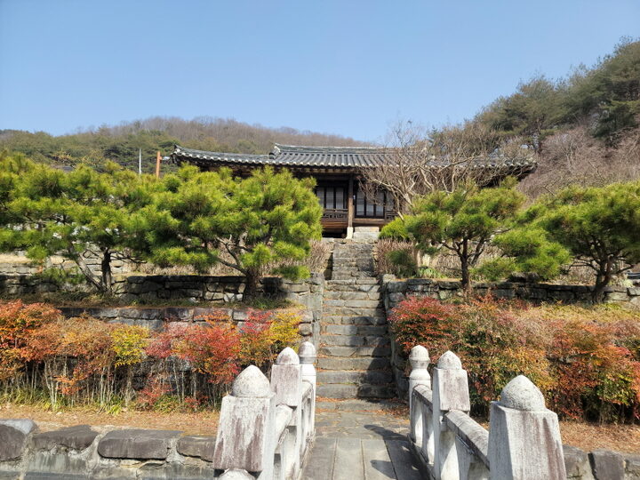유회당 진입계단