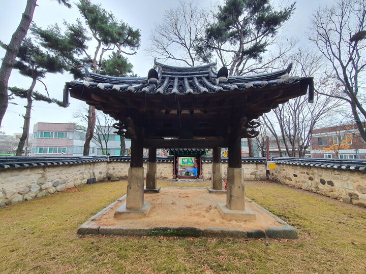 은진송씨정려각(동측면전경)