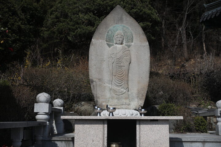 용화사석불입상