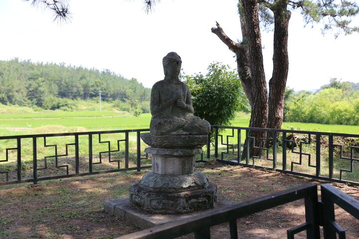 마애동 석조비로자나불좌상(정면)