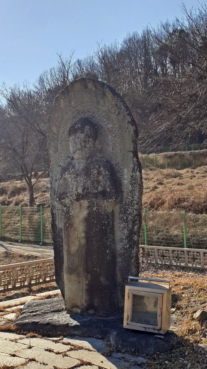 군위 위성리 석조약사여래입상