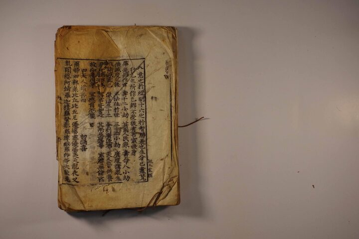 화성 만의사 목조석가여래삼불좌상 및 복장전적