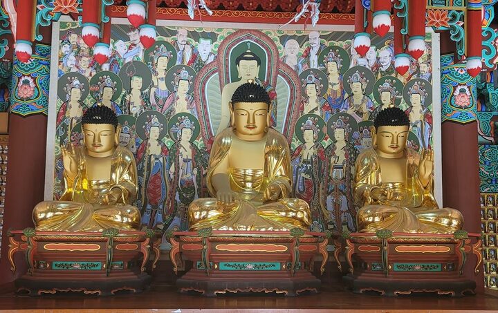화성 만의사 목조석가여래삼불좌상 및 복장전적