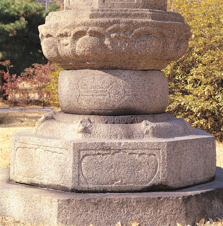 기단부 세부(아랫단의 무늬곽, 중간부의 북모양, 상단)