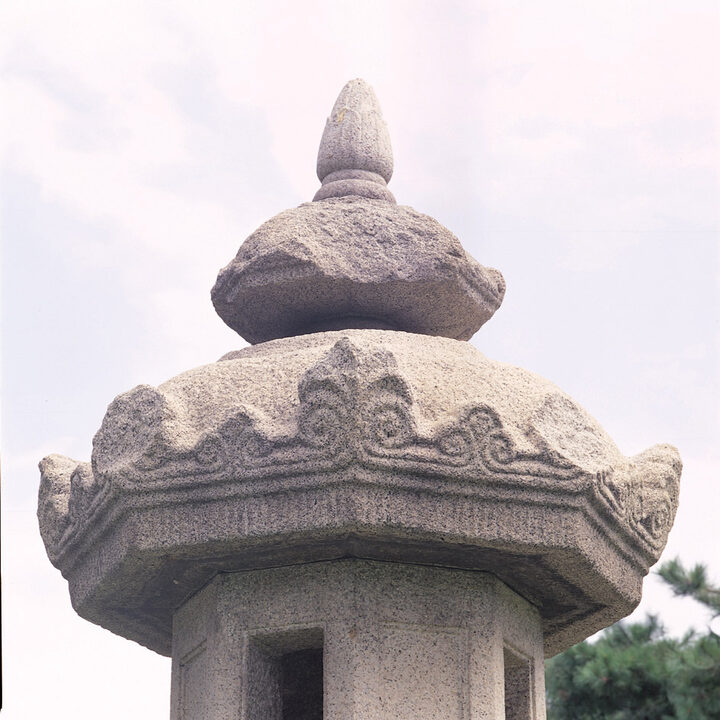 석등 옥개석과 세로 만들어 얹어 놓은 보주